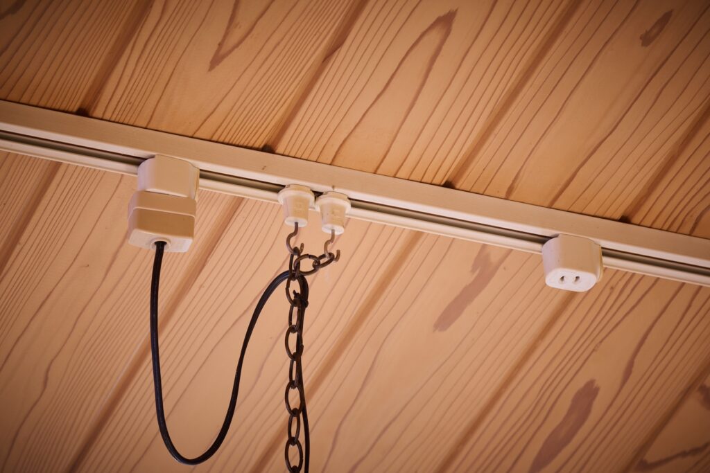 天井のレール式電源への設置例